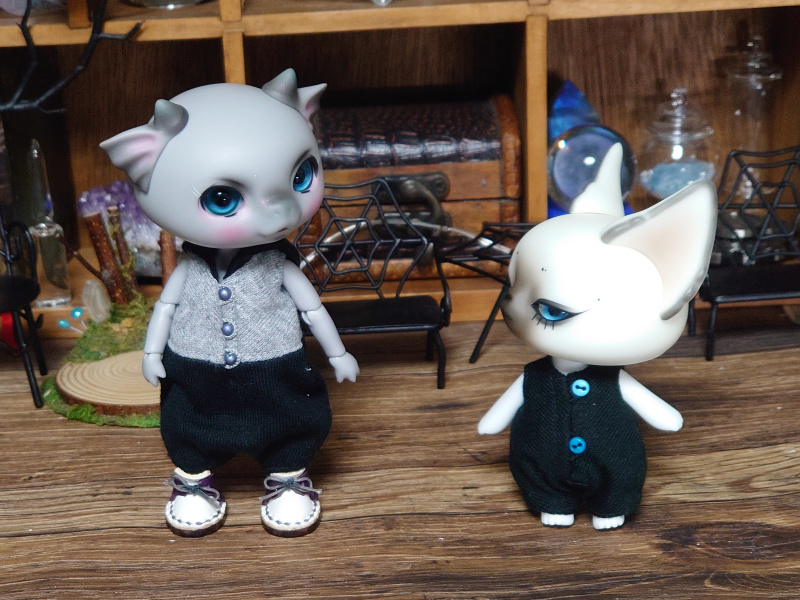 Simlacrum_F's tweet photo. 🧵本日のお針子✂️
セサミちゃんのお洋服デザインを考えつつ裁断!٩( 'ω' )و✂️
ショパンが着てるみたいに、一ヶ所切り替え入れようかと思ったけど、今回はシンプルに行こうと思います。
#月夜見街の手仕事
@DearMineDoll
#DearMine #dearminedoll
#디어마인 #Dear_sesame #Dear_beans https://t.co/XCM5VWgCou
