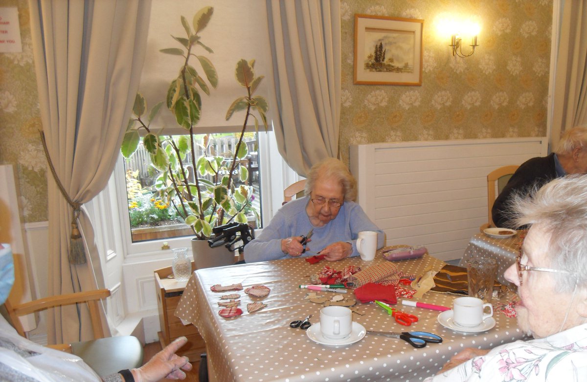 CStrakerProject's tweet image. Last week our residents enjoyed an afternoon making Christmas decorations out of festive paper, ribbons and fabric. They had a busy time and enjoyed a chat and cuppa whilst they crafted. Margaret told us "I love making things like this, especially for Christmas".