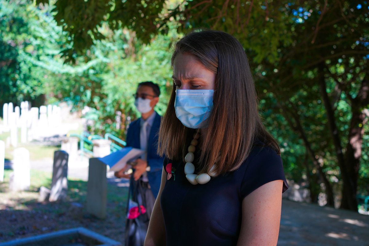 #永誌不忘 - 11月11日是和平紀念日，以誌戰爭陣亡軍人及死難者。英國駐港副總領事何思婷早前到訪跑馬地香港墳場及新田廓爾喀軍人墳場，獻上花圈以悼念逝去英軍。我們感謝英聯邦戰爭公墓委員會的保養管理工作，以及Morris向我們的講解。
11月11日早上11時，領事館會默哀兩分鐘以悼念陣亡軍人及死難者。