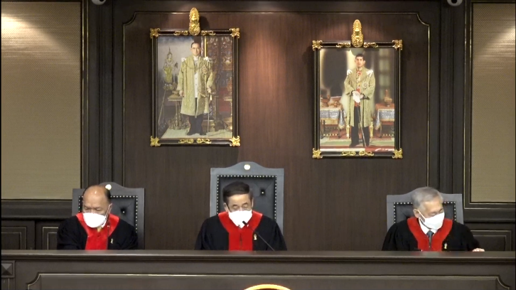 15.06 น. ศาล รธน. ชี้แจงเรื่องการยุติการไต่สวนผู้ร้องและนักวิชาการตามที่ผู้ร้องขอว่า เพราะพยานหลักฐานเพียงพอให้วินิจฉัยได้

ด้าน กฤษฎางค์ ผู้แทนของ อานนท์ นำภา ชี้แจงว่า ได้รับมอบหมายว่า หากศาลยุติการไต่ส่วน ให้ออกจากห้องพิจารณาเพราะไม่ยอมรับกระบวนการที่ไม่ให้สิทธิในการต่อสู้คดี