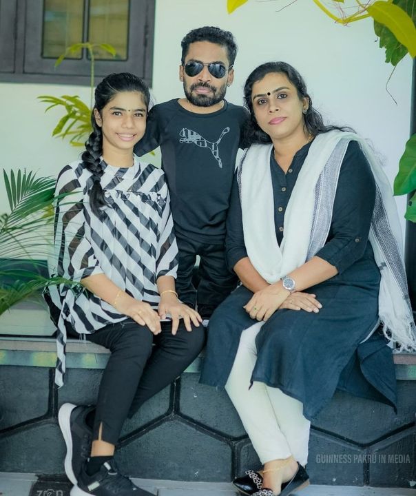 thatsTamil's tweet photo. கின்னஸ் சாதனை படைத்த நடிகர் பக்ருவின் குடும்ப புகைப்படம்
#Pakru #GuinnessWorldRecords
#FamilyPhotos https://t.co/cNvqfvksYP
