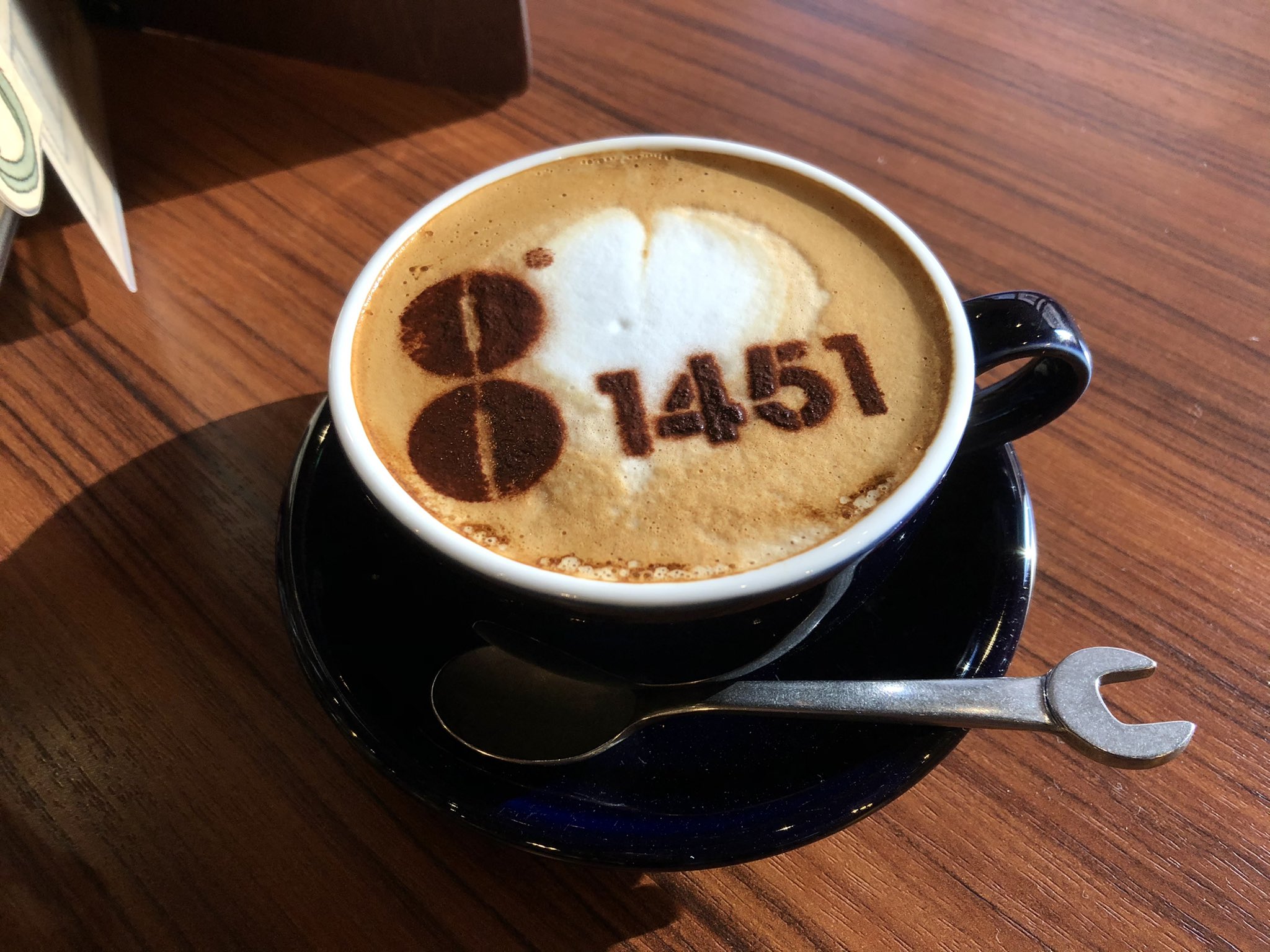 現場喫茶 押上カフェ 現場喫茶のラテアート 1451 この数字の意味は ヒント 1 45 1 皆様のご来店を ここ でお待ちしております 押上カフェ T Co Hpobushv6k Twitter