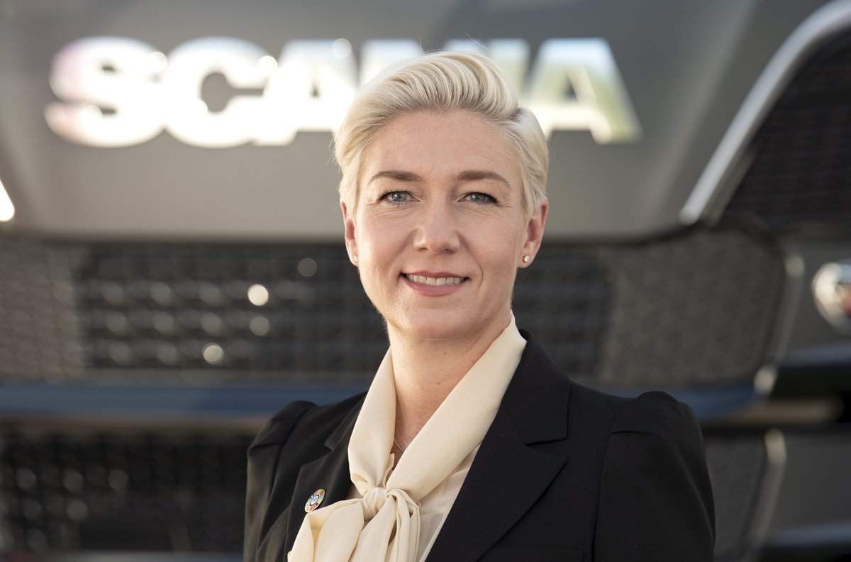 ScaniaSverige's tweet photo. En ny rapport on lastbilarnas utsläpp har släppts av 
@SEIresearch
Jennie Cato, vår Public Affairs-chef kommenterar: 
- Tekniken finns, nu behöver politikerna öka priset på utsläpp så att det blir lönsamt att satsa på fossilfria alternativ. Läs mer:https://t.co/Gub9Sy8R6g https://t.co/9tbPI6ULzY