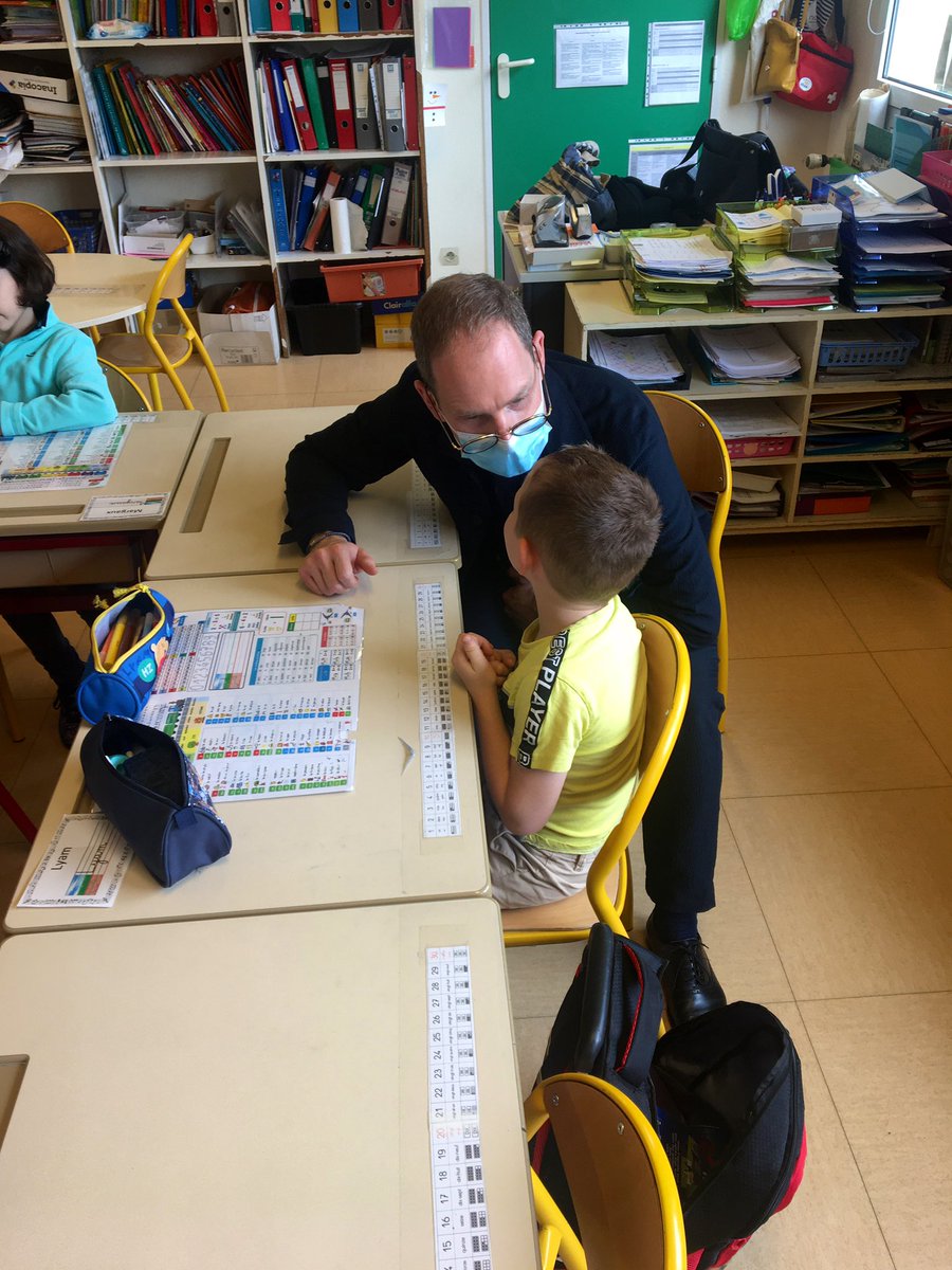 Apprentissage de la lecture dans une classe de CP à Bar-le-Duc #Meuse. Des élèves investis grâce à l’expertise de l’enseignante = Plaisir d’apprendre ensemble.