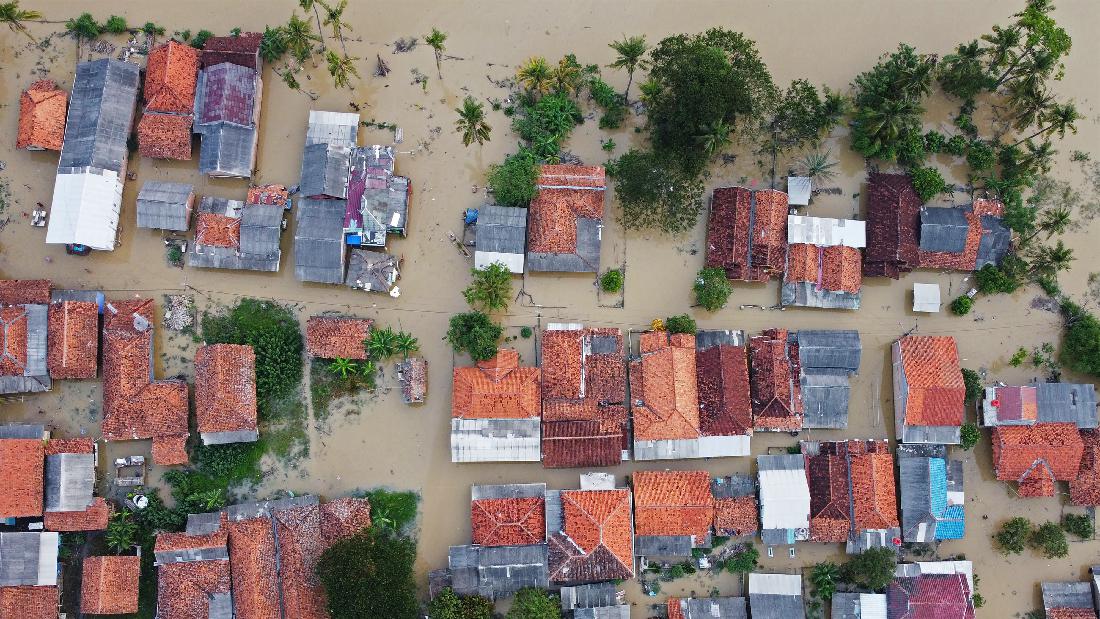CNNIndonesia's tweet photo. Banjir merendam sejumlah wilayah di Indonesia akibat intensitas curah hujan yang tinggi. Beberapa daerah bahkan sudah dilanda banjir lebih dari sepekan. 

Bagaimana dengan wilayah tempat tinggal Anda, pembaca #CNNIndonesia? https://t.co/eQ9HnHqmto https://t.co/PZuvxchkEf