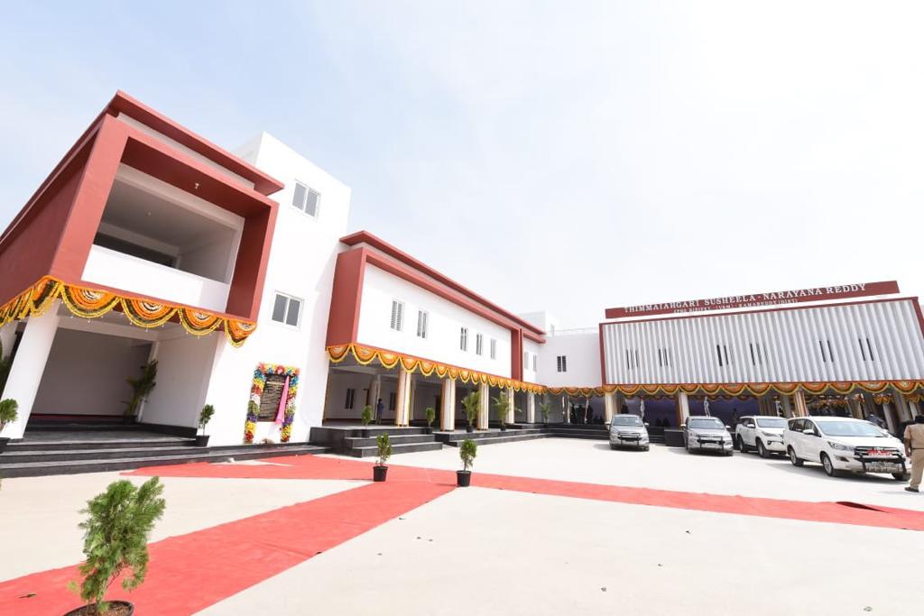 urstrulyMahesh's tweet photo. Moved beyond words to learn that #Srimanthudu was an inspiration behind this school! We are incredibly humbled Subhash Reddy garu 🙏🙏🙏 You are a true HERO.. We need more people like you! https://t.co/Y6DGFPoIuJ