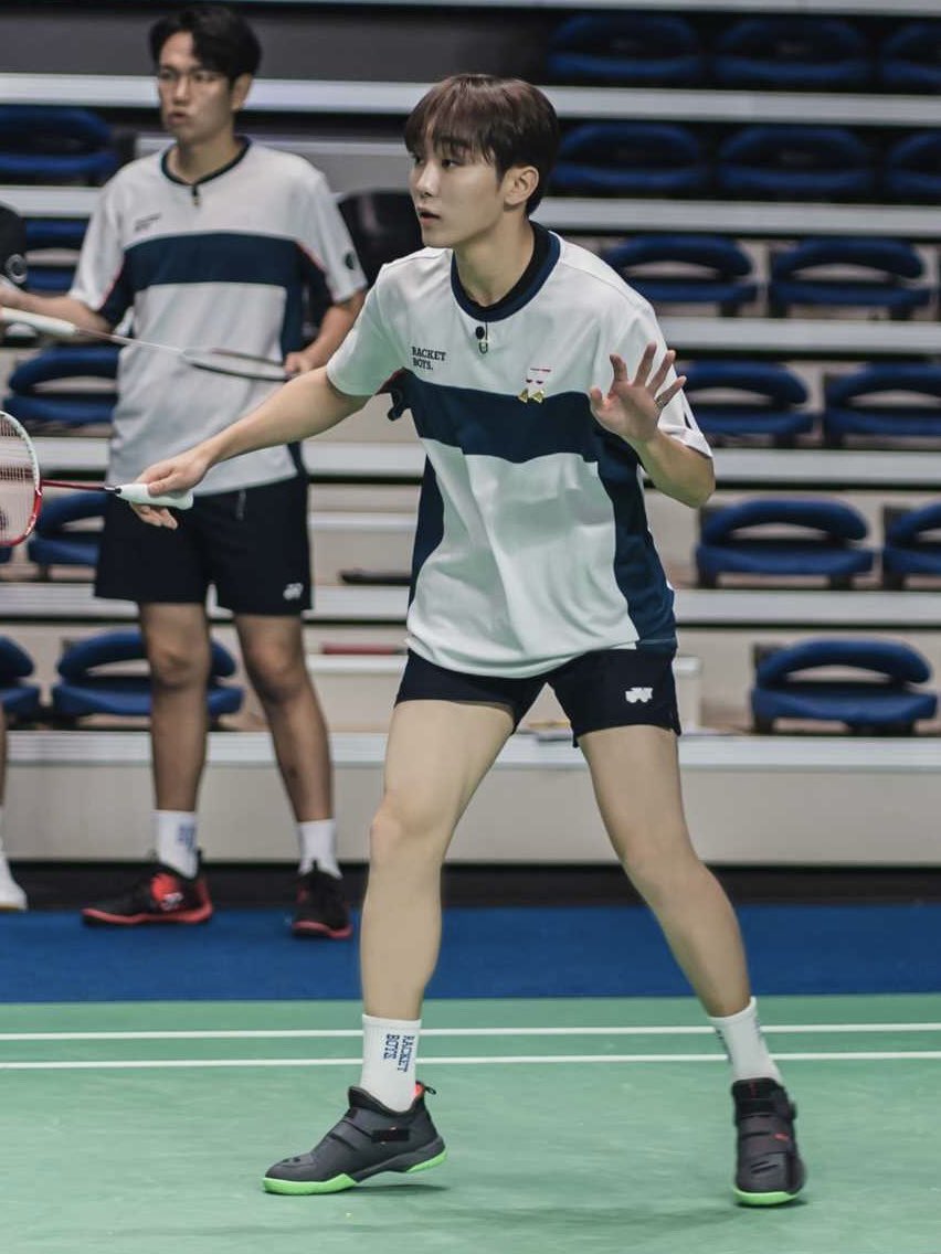 xum8nghao_o2's tweet photo. Open discussion for seungkwan's manly legs https://t.co/xekEHDyyCw