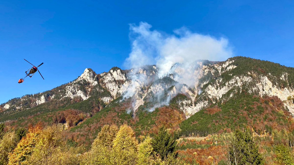 LPDnoe's tweet photo. #Information! 🚩 Morgen, am 11.11., finden ab 09.00 Uhr mit dem Expertenteam #Brandermittlungen zum Waldbrand am Mittagstein statt. Dazu ist es auch notwendig orange #Rauchkörper einzusetzen. 🟠💨 Seid beruhigt, Einsatzkräfte sind vor Ort! 😌
#Hirschwang
📷 Christoph Zytek https://t.co/VxylW276Q1