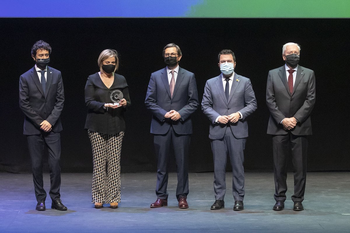 PortdeBarcelona's tweet photo. La sostenibilitat ambiental és un dels pilars estratègics del #PortdeBarcelona. Ahir vam patrocinar el "Reconeixement al compromís amb l'eficiència energètica i la sostenibilitat" de la @PatronalCecot.

Enhorabona a l'empresa gràfica @serafi_igp pel vostre compromís ambiental! 👏 https://t.co/QGUDWNa8TJ