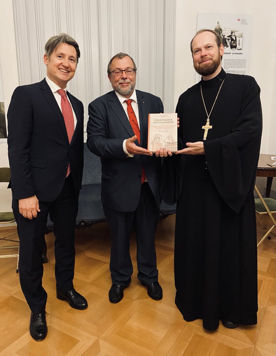AlexanderWojda's tweet photo. Visite d‘#ArchimandritePhilip au Consulat Général d‘🇦🇹 à #Strasbourg pour la présentation du livre „#Odile d‘#Alsace , Sainte d‘#Europe “ de #PhilippeNuss | #Archimandrite Philip im 🇦🇹 Generalkonsulat #Straßburg bei Präsentation des Buches „#Odilia von #Elsass , Heilige #Europas“ https://t.co/9OcSMxccOo