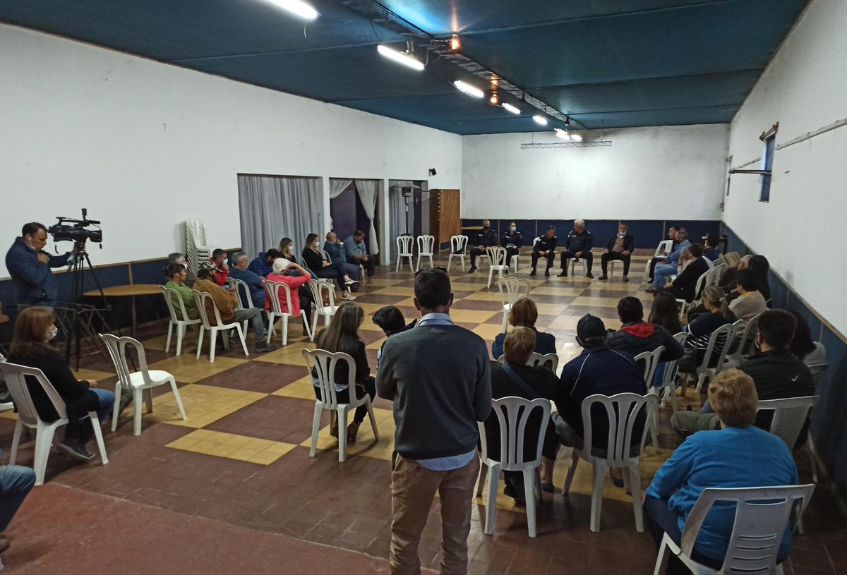 HJSilvera's tweet photo. Ayer  con los vecinos  de https://t.co/uZbKRDJoKO Valdéz recibimos al Director Nacional de la Policía y al comando de la Jefatura de S.José, por la situación de inseguridad que https://t.co/ttNtgBYzYq comprometió a patrullar con la republicana.@Luisaheber. https://t.co/VW9z4ALqDn