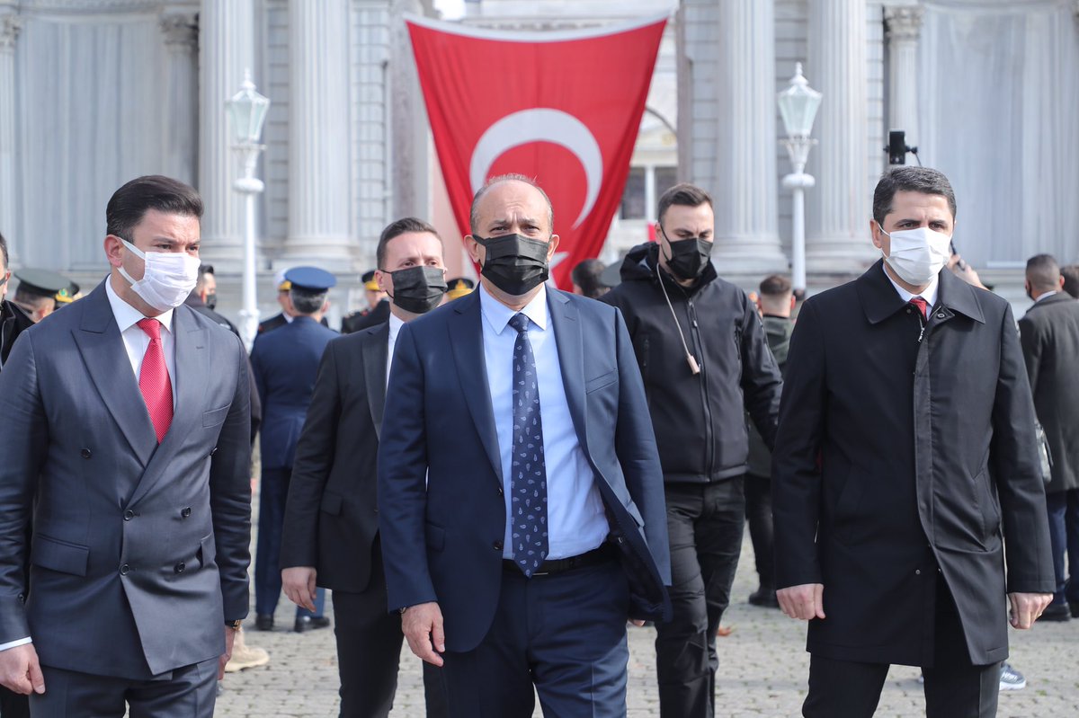 istanbul_EGM's tweet photo. Sayın Valimiz @AliYerlikaya , İl Emniyet Müdürümüz Sayın Zafer Aktaş ve İl Protokol Üyeleri, Dolmabahçe Sarayı’nda bulunan Gazi Mustafa Kemal ATATÜRK’ün odasını ziyaret ederek çiçek bıraktı. https://t.co/LlMBqkj3Cu