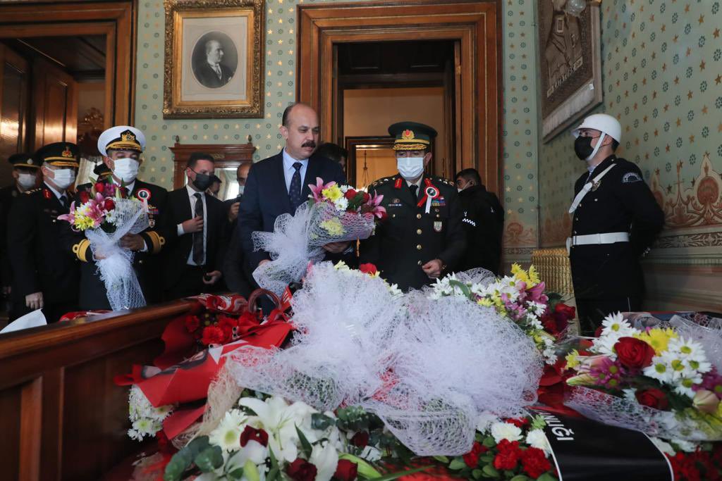 istanbul_EGM's tweet photo. Sayın Valimiz @AliYerlikaya , İl Emniyet Müdürümüz Sayın Zafer Aktaş ve İl Protokol Üyeleri, Dolmabahçe Sarayı’nda bulunan Gazi Mustafa Kemal ATATÜRK’ün odasını ziyaret ederek çiçek bıraktı. https://t.co/LlMBqkj3Cu