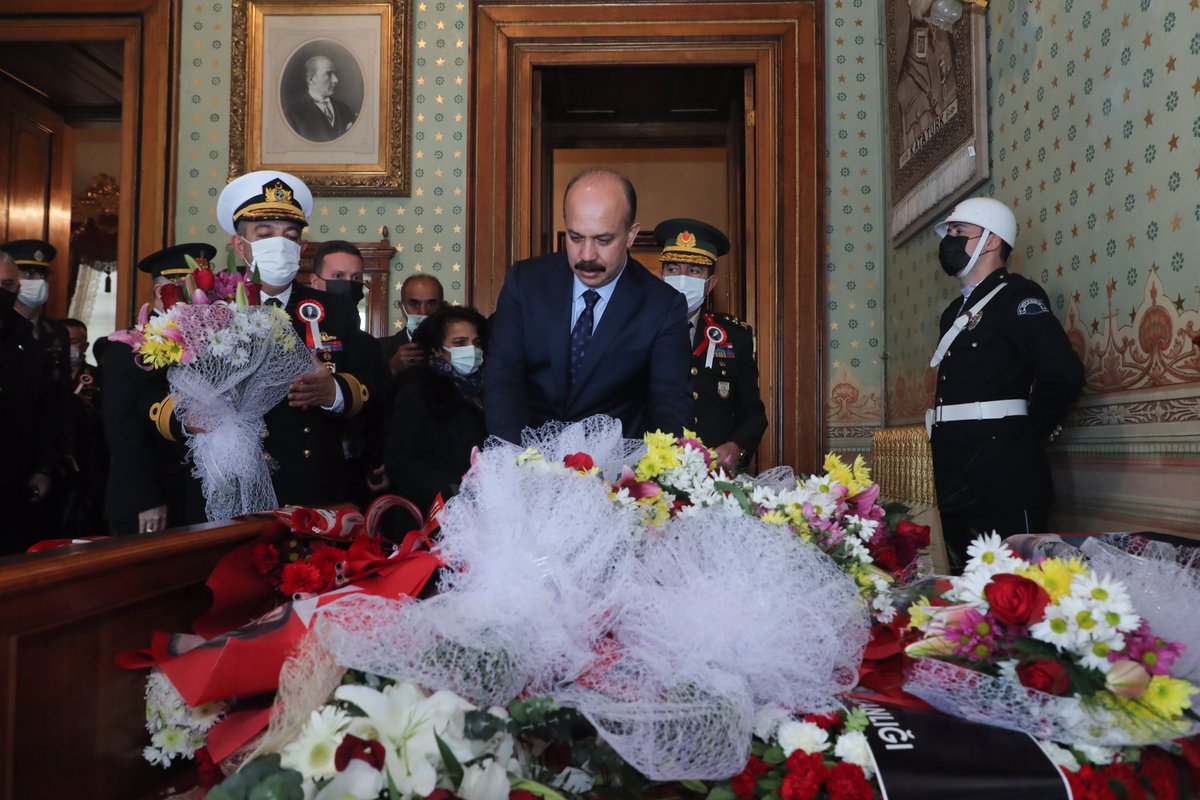 istanbul_EGM's tweet photo. Sayın Valimiz @AliYerlikaya , İl Emniyet Müdürümüz Sayın Zafer Aktaş ve İl Protokol Üyeleri, Dolmabahçe Sarayı’nda bulunan Gazi Mustafa Kemal ATATÜRK’ün odasını ziyaret ederek çiçek bıraktı. https://t.co/LlMBqkj3Cu