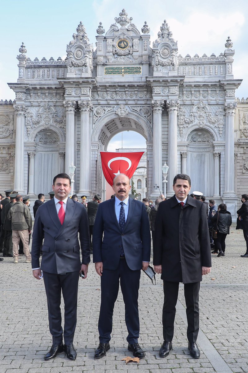 istanbul_EGM's tweet photo. Sayın Valimiz @AliYerlikaya , İl Emniyet Müdürümüz Sayın Zafer Aktaş ve İl Protokol Üyeleri, Dolmabahçe Sarayı’nda bulunan Gazi Mustafa Kemal ATATÜRK’ün odasını ziyaret ederek çiçek bıraktı. https://t.co/LlMBqkj3Cu