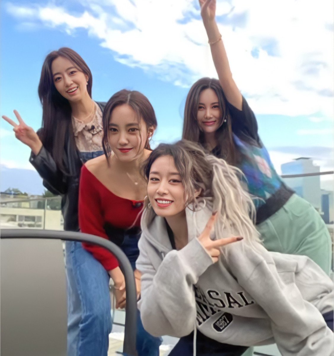 rolypjy's tweet photo. i swear if they don’t stop using those ugly filters 😡 https://t.co/FgCxhxbLwB