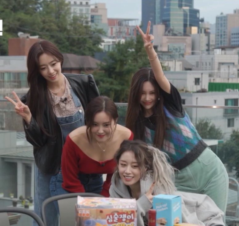 rolypjy's tweet photo. i swear if they don’t stop using those ugly filters 😡 https://t.co/FgCxhxbLwB