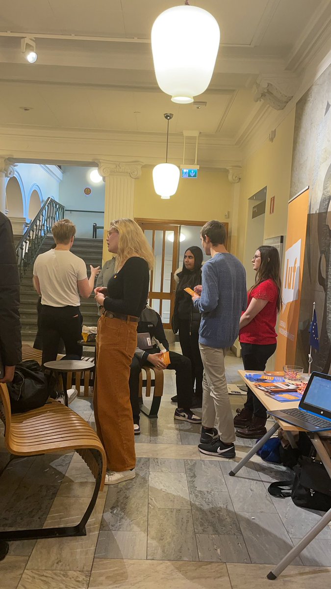 RonnbergLevi's tweet photo. Äntligen skolbesök igen, sjukt intressanta diskussioner med gymnasieelever om kriminalitet, skola och framtiden. Det finns ljus för framtiden #luf #örebro #karro https://t.co/xJMBYJMkHg