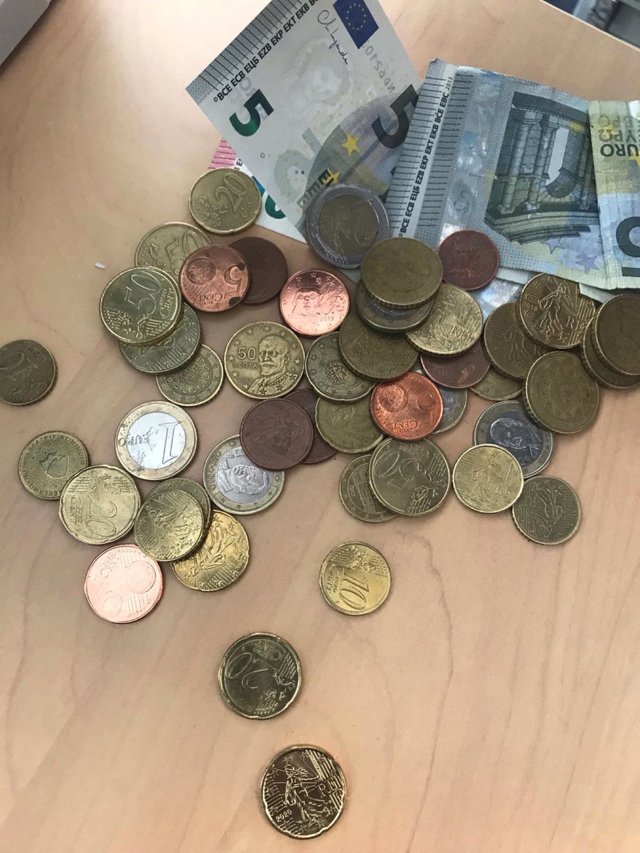 PlumesdP's tweet photo. Ce matin, une delegation de  journalistes #pigistes a remis l’interessement que leur reclame le #GroupeMoniteur/ #InfoproDigital en piécettes et billets, au service paie. 💰💸 🤑 https://t.co/7T62hzvFYt