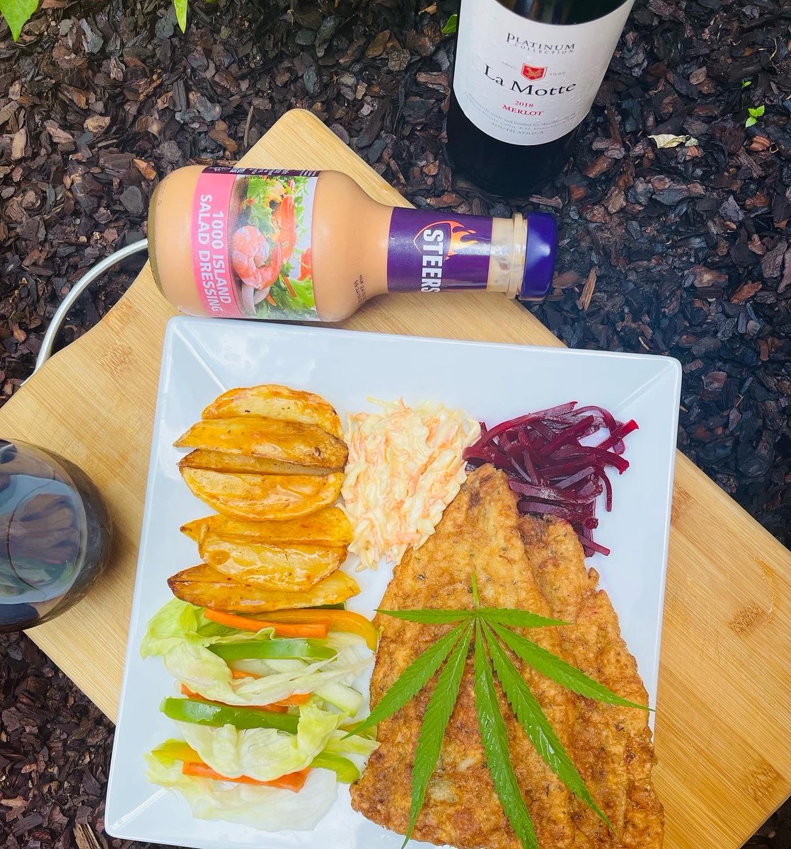 NevariMpho's tweet image. T-man Lunch Served 😋🍑😂 
Nothing hectic here 
Fish, sweet chill potatoes,Greek salad and 2 salads
#Bluza_za
#MagicKitchen
#ITISNOWORNEVER
#WORKINPROGRESS
#CONSISTENCY
#DEDICATION
#DETERMINATION
#BEKINDTOYOURSELF
#KEEPTHEFAITH
#ITISWELLWITHMYSOUL