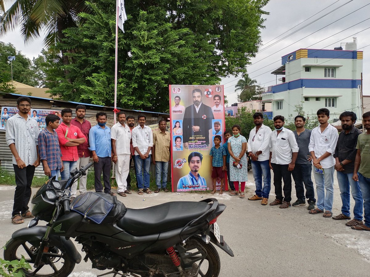 MaiamSalemDt's tweet photo. நம்மவர் கமல்ஹாசன் அவர்களின் 67வது பிறந்தநாளை முன்னிட்டு நவம்பர் 7ல் மக்கள் நீதி மய்யம் சார்பாக ஓமலூர்
1 வது வார்டில் மாணவர் அணி மாவட்ட அமைப்பாளர் திரு.முரளி ஏற்பாட்டில் திரு.சீனிவாசன் அவர்களால் கொடி ஏற்றப்பட்டு. இனிப்புகள் வழங்கி தலைவர் பிறந்த நாள் கொண்டாடப்பட்டது. https://t.co/NGSJkxXyTE