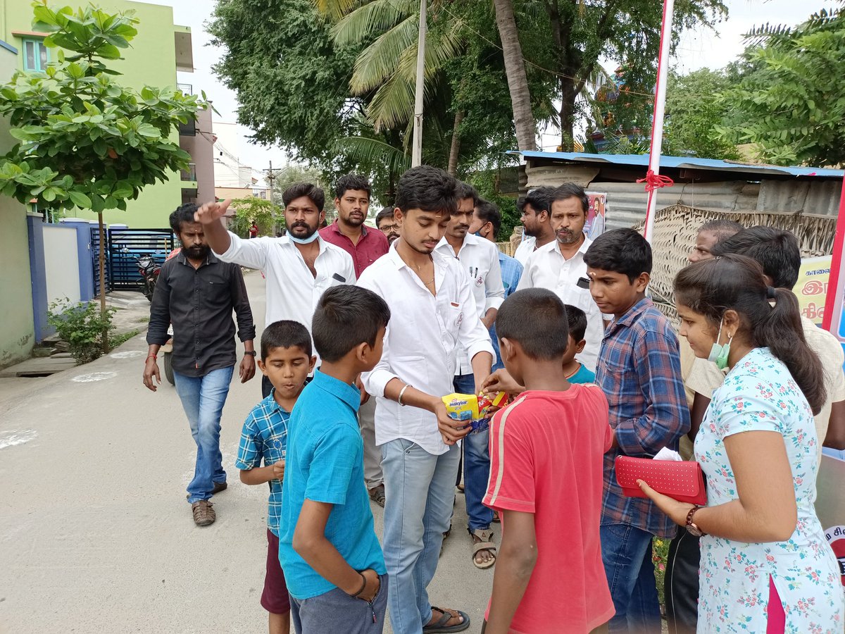 MaiamSalemDt's tweet photo. நம்மவர் கமல்ஹாசன் அவர்களின் 67வது பிறந்தநாளை முன்னிட்டு நவம்பர் 7ல் மக்கள் நீதி மய்யம் சார்பாக ஓமலூர்
1 வது வார்டில் மாணவர் அணி மாவட்ட அமைப்பாளர் திரு.முரளி ஏற்பாட்டில் திரு.சீனிவாசன் அவர்களால் கொடி ஏற்றப்பட்டு. இனிப்புகள் வழங்கி தலைவர் பிறந்த நாள் கொண்டாடப்பட்டது. https://t.co/NGSJkxXyTE