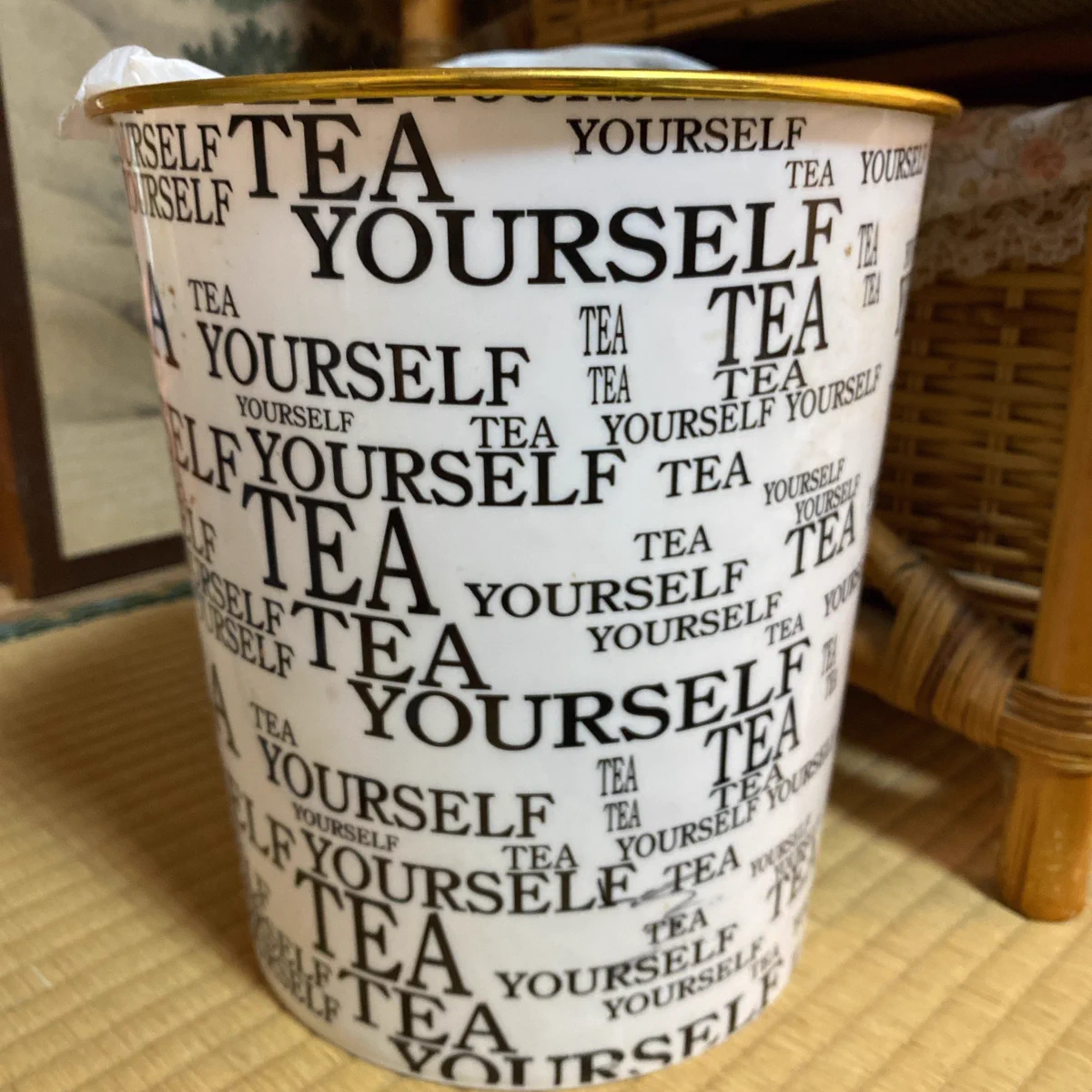 お茶くらい自分で淹れろ！とたくさん書かれているゴミ箱！