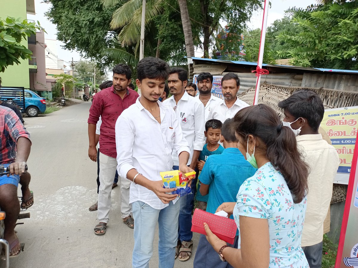 MaiamSalemDt's tweet photo. நம்மவர் கமல்ஹாசன் அவர்களின் 67வது பிறந்தநாளை முன்னிட்டு நவம்பர் 7ல் மக்கள் நீதி மய்யம் சார்பாக ஓமலூர்
1 வது வார்டில் மாணவர் அணி மாவட்ட அமைப்பாளர் திரு.முரளி ஏற்பாட்டில் திரு.சீனிவாசன் அவர்களால் கொடி ஏற்றப்பட்டு. இனிப்புகள் வழங்கி தலைவர் பிறந்த நாள் கொண்டாடப்பட்டது. https://t.co/NGSJkxXyTE