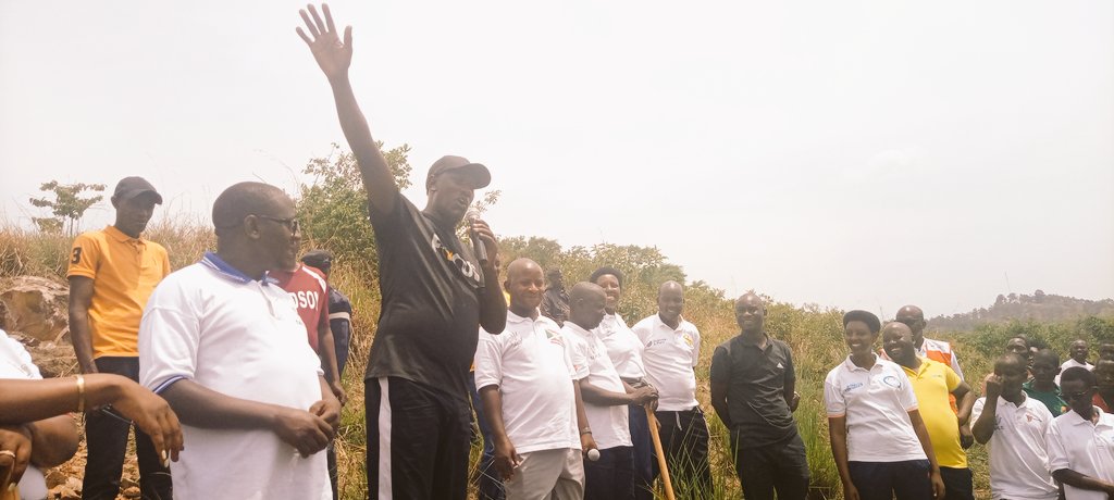 LaNovaBurundi's tweet photo. #Burundi Le 2è vice-président de @nshingamateka, @AbelGashatsi visite la @CCendajuru de @CankuzoProvince ce 10/11/2021. Il s'est joint à la population de #Cendajuru dans les activités liés à la protection de l'environnement sur la colline #Kibande. https://t.co/NsRPHtNmsh