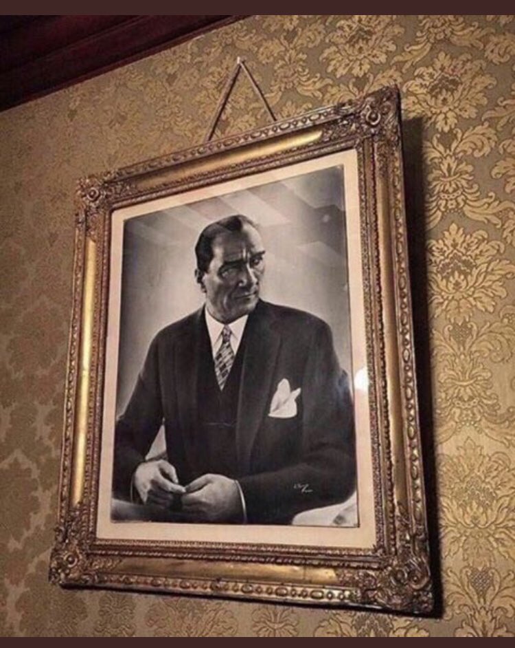 "Sen çivisi çıkmış bu Dünya'da duvara asılan en güzel fotoğrafsın."

Atamıza özlemle…

 #10Kasım