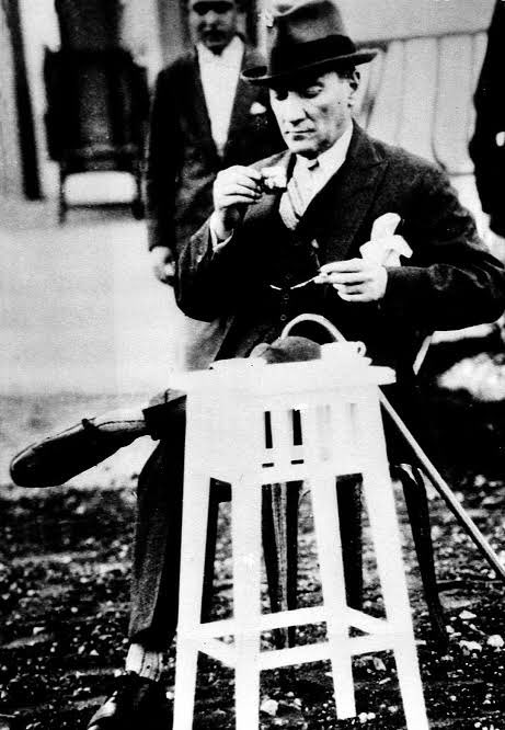 Açtığın yolda,
Gösterdiğin hedefe,
Durmadan yürüyeceğime and içerim.

 #10Kasim