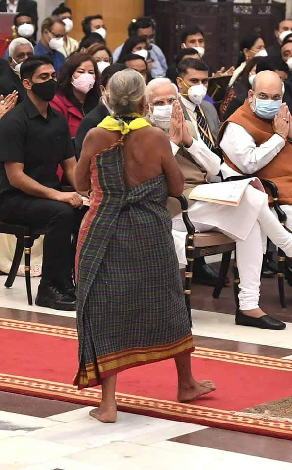RobinGu65441772's tweet photo. हाड़ मांस का जर्जर सा शरीर 
शरीर पर पारंपरिक धोती 
हाथ में पद्म श्री और 
चेहरे पर गजब की खुद्दारी !! 

कर्नाटक से 77 बरस की तुलसी गौड़ा हैं। 
30 हजार से ज्यादा पेड़ लगा चुकी हैं। खेत की पगडंडी से चलकर राष्ट्रपति भवन की लाल कालीन पर इन नंगे कदमों का पहुंचना,वाकई सुखद है। 🙏🇮🇳 💕 https://t.co/ftS6scHLWd