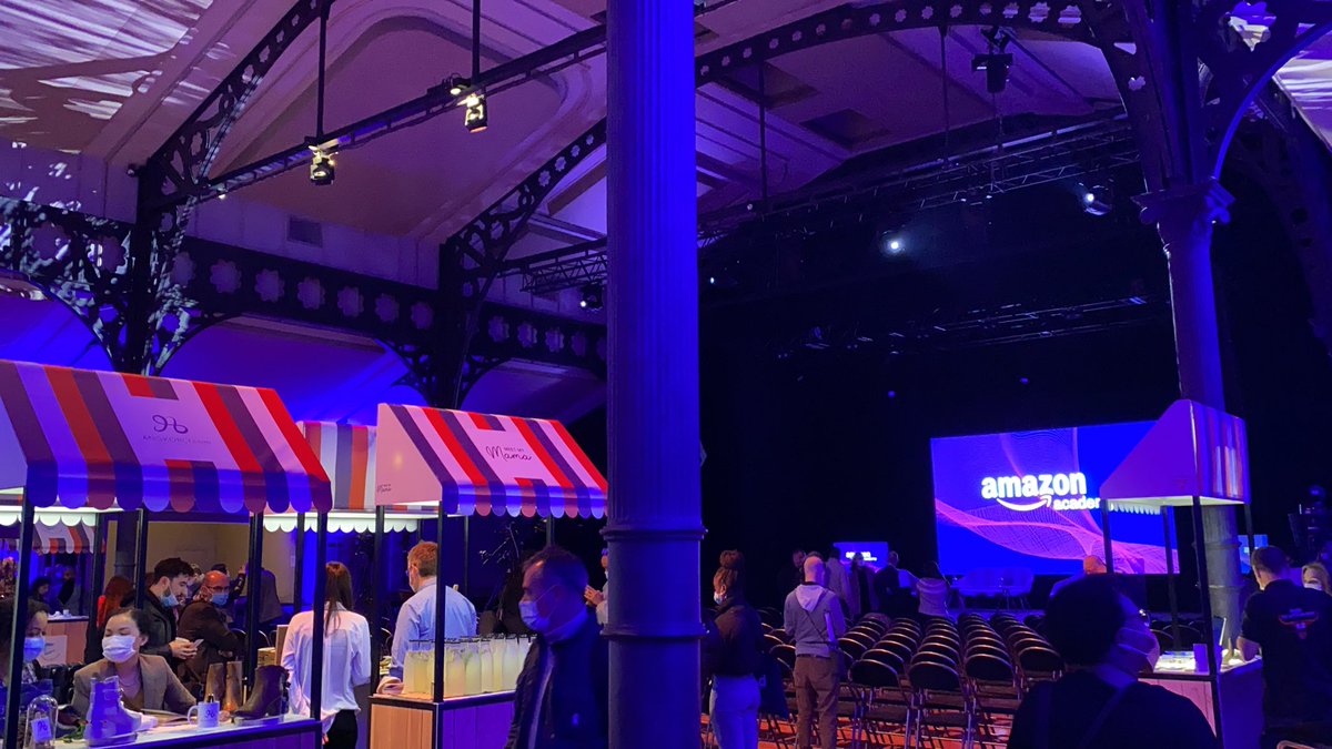 SelmaOuari's tweet photo. Buffet à  volonté quoi de mieux!
Dans quelques instants nous allons retrouver nos intervenants a @elyseemofficiel 
Pour l’#AmazonAcademy 
#interview #séminaire https://t.co/iXAEOJvuRS