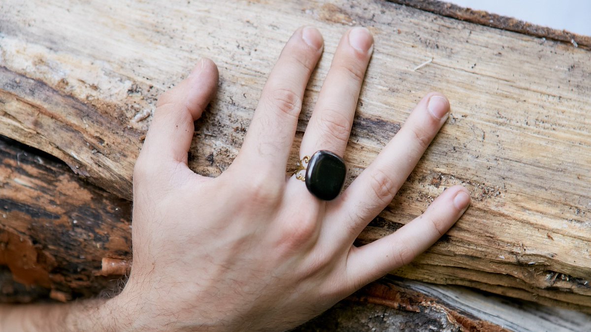 Karelianshungit's tweet photo. Shungite can become a link between generations🔗
Shungite amasses a great amount of energy inside –That's why it can serve you and your descendants for centuries to come – after all, the stone itself is already extremely old ✨ https://t.co/r8t2NAdcYO