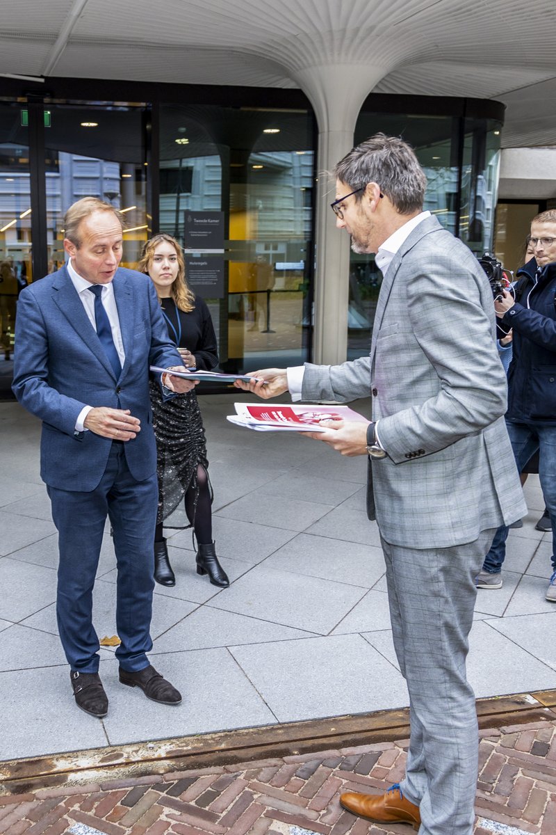 SchreeuwomLeven's tweet photo. @ArthurAlderl overhandigt @keesvdstaaij een petitie. Vindt u ook dat de #bedenktijd bij #abortus moet blijven? Vertel het uw politieke partij!
@SGPnieuws @npvzorgnl @CMF_NL @oneofuseu @StirezoProLife @christenunie @LindeboomInst @RMUnu @SGPJ @logos_instituut #HelpendeHanden https://t.co/Xi9B7ReADy
