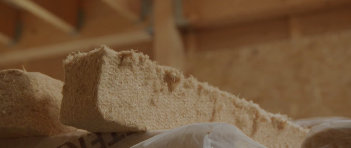 embuild_vl's tweet photo. Natuurlijke materialen en circulaire concepten winnen gestaag aan belang in de bouw #Circulair #Biobased #CBCI #WERFze Bekijk het filmpje met jong koppel dat gaat voor een op en top ecologische woning https://t.co/axSyjOV7Uu @CirculFlanders https://t.co/3SGUATfjcB