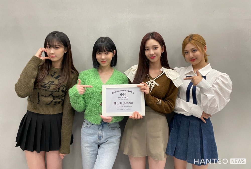 aespresso_SM's tweet photo. aespa has been awarded the ‘Hanteo Chart Official Silver Certificate’ which is given to artists who surpass 200k Initial Chodong sales

‘Savage’ had 276,888 sales in the 1st week, making it the 7th highest initial chodong sales among girl groups

#aespa #에스파
@aespa_official https://t.co/OV5SnQD1Zv