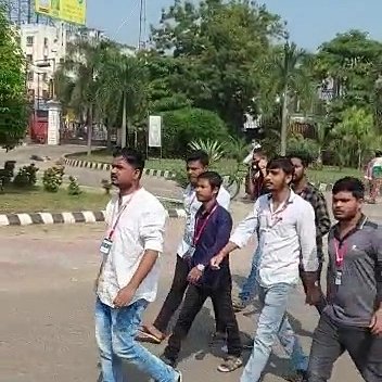 SambitRanjanSw1's tweet photo. ଛାତ୍ରଛାତ୍ରୀଙ୍କ ଶକ୍ତି ଆଗରେ ସବୁ କିଛି ହାର୍ ମାନିଛି ଅଜି ବି ହାର୍ ମାନିଛନ୍ତି ରେଭେନସା କତ୍ତୃପକ୍ଷ; ଛାତ୍ରଛାତ୍ରୀଙ୍କର ଗର୍ଜନକୁ ଦୃଷ୍ଟିରେ ରଖି ଶେଷରେ ରେଭେନସା କତ୍ତୃପକ୍ଷ ୫୦% ହଷ୍ଟେଲ ଫି ଛାଡ଼ କଲେ
Students unity long live long live https://t.co/aU5cDs6iK9
