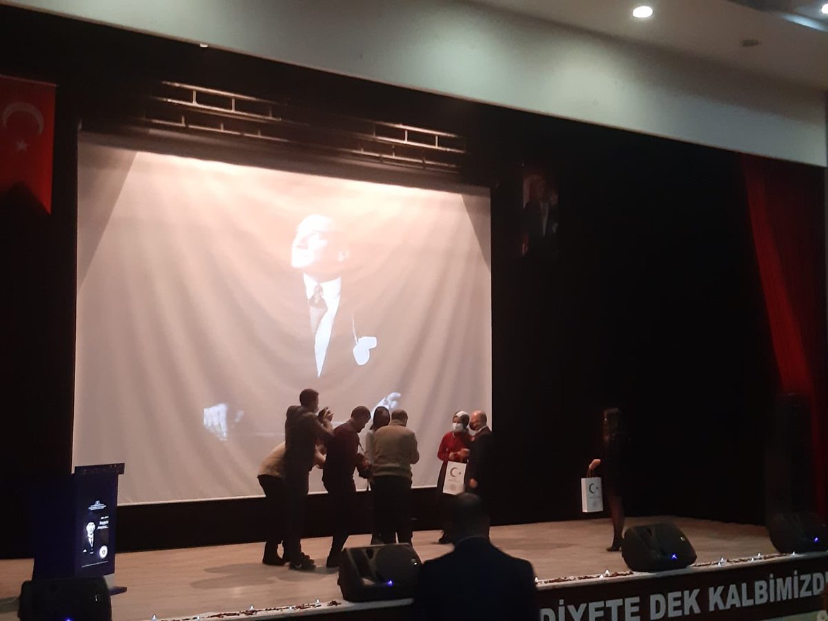 Ağrı İl Milli Eğitim Müdürlüğü tarafından düzenlenen 10 Kasım Atatürk'ü anma etlinlikleti kapsamında ilimiz merkez ilçede bulunan ortaokul öğrencileri arasında düzenlenen Atatürk temalı şiir yarışmasında Ümmü Gülsüm ÇEPER adlı öğreciniz birinci olmuştur.Öğrencimizi tebrik ederiz.