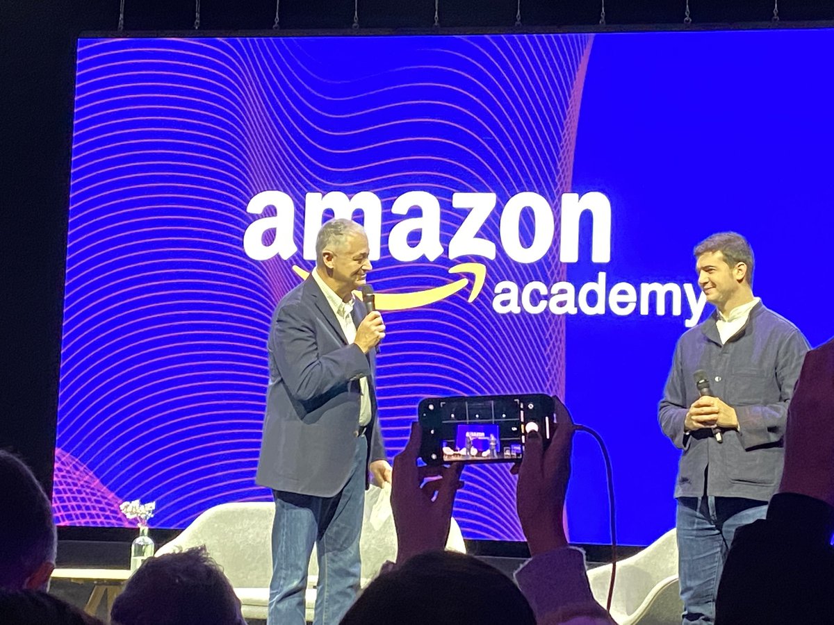 SelmaOuari's tweet photo. Présentation d’un nouveau modèle économique avec notre premier intervenant @DavidDjaiz 
#AmazonAcademy 
#numerique #automobile #economie https://t.co/MOIPFnRScy