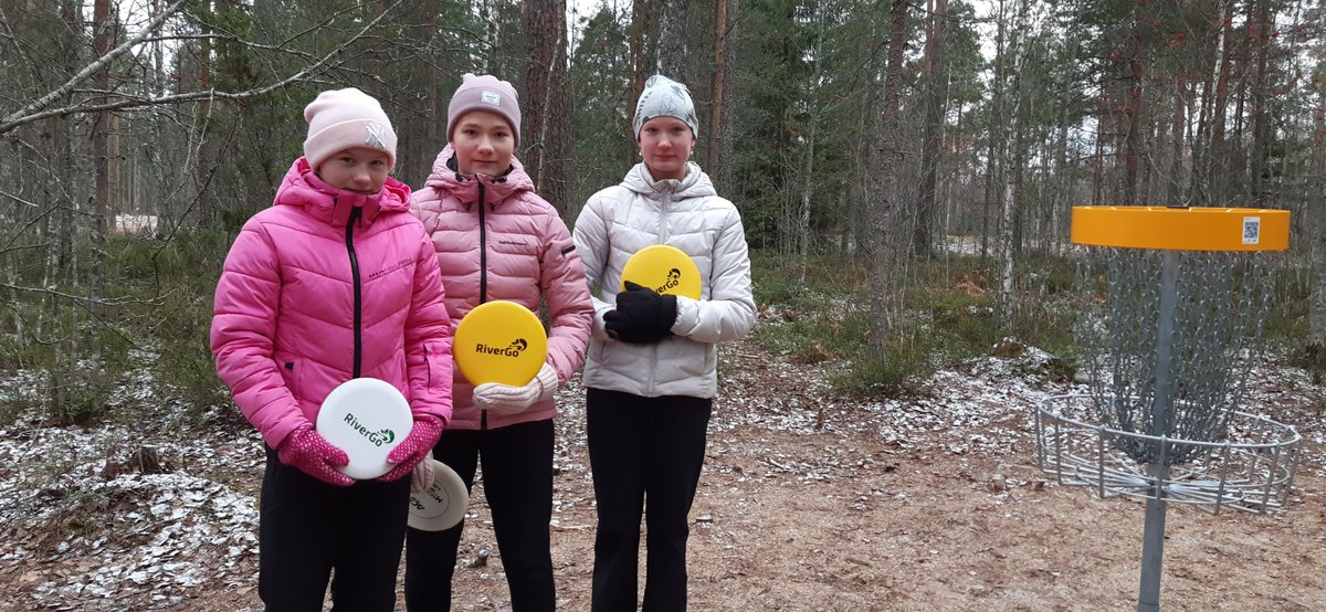 RiverGo3's tweet photo. RiverGo increases environmental awareness. QR-codes in the disc-golf targets #Imatra provide information of River Vuoksi nature. Students learned a new way of acquiring information @sefinruscbc @enicbc https://t.co/DzvAME1b5c