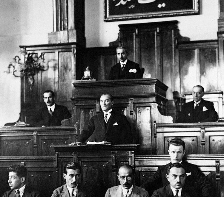 Varlığında yokluğunda herkese seni fısıldamak…Tüm yanlışların karşısında seninle durmak. İlke ve inkılaplarını geleceğe taşımaktır bizim görevimiz.
Sen yaşayan bir düşüncesin. Ve daima soluduğumuz hava, aldığımız nefes olacaksın. Saygı ve özlemle. Sonsuza kadar♾