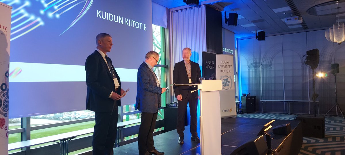 #Kuidunkiitotie Isännät lavalla @Jarmo_Matilai <a href="/PauliPullinen/">Pauli Pullinen</a> sekä juontajana <a href="/petterij/">Petteri Järvinen 💻</a>