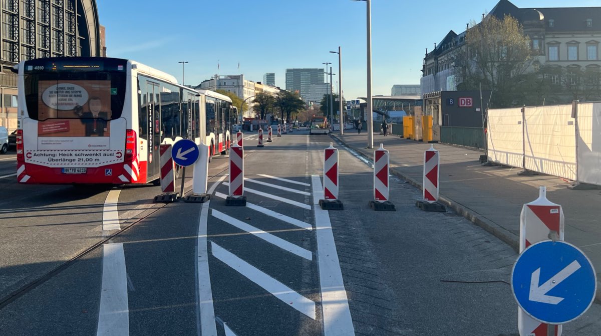 otbhh's tweet photo. Die neue Bushaltestelle auf der Südseite der Steintorbrücke am #hbfhh nimmt Gestalt an. Zusammen mit den neuen Bahnsteigzugängen entsteht hier eine attraktive Umsteigemöglichkeit. Nur der Zugang zu Gleis 3/4 kommt leider ein Jahr später... #hvv #bahn #hamburg https://t.co/Q0ZYMORcsS