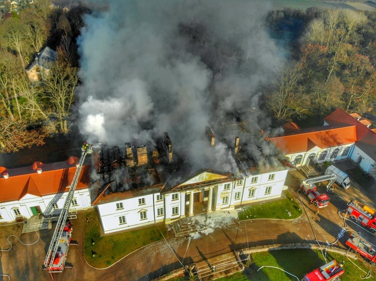 C_Kazmierczak's tweet photo. Płonie pałac w Korczewie, przez 30 lat odnawiany przez pania Ostrowską, która wróciła w tym celu z Anglii. Cudem uratowany przez notariusza przed kradzieżą przez niejakiego komunistę Sekułę w 1990 roku. Straszna rzecz, to moi sąsiedzi https://t.co/Y1PAmykJmJ