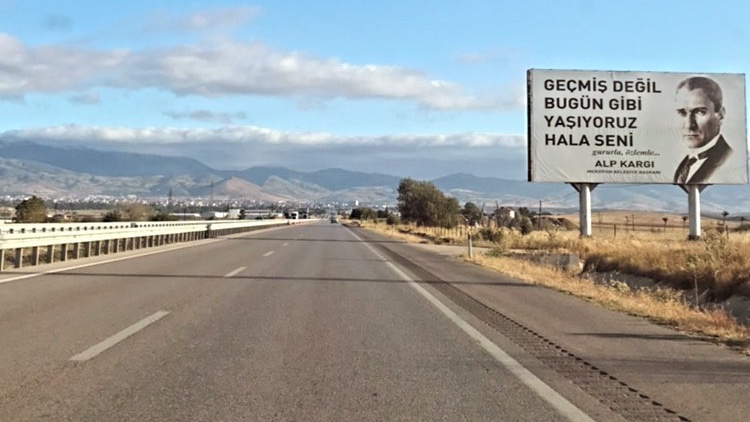 Çıktığım her yolda hep sana vardım, hep seni andım💙
#10Kasim #özlemle