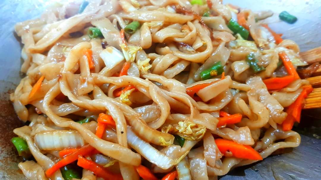 TFamilyCooking's tweet photo. We made this for our vegetarian day.

Stir-Fried Handmade Noodles with vegetables

Yum!

#RecipeOfTheDay #recipes #Recipe #food #foodie #homecooking #veganrecipes #veganism #vegetarian https://t.co/ONSc9SeEou