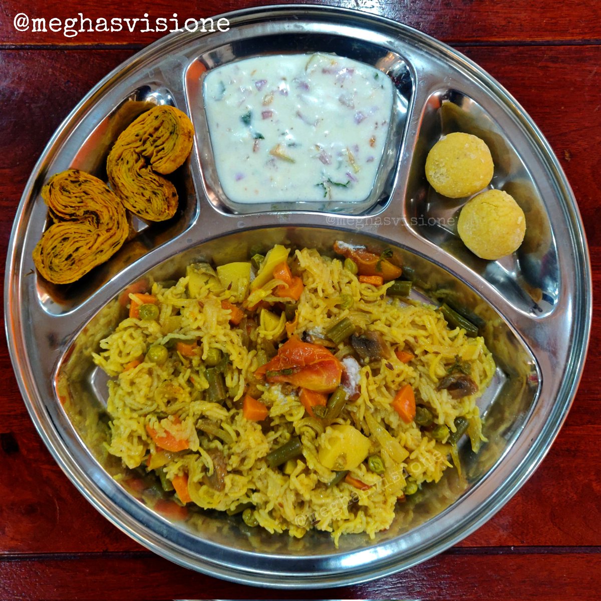 meghasvisione's tweet image. #lunchmenu
ವೆಜಿಟೆಬಲ್ ಪಲಾವ್ + ಮೊಸರು ಬಜ್ಜಿ + ಹೆಸರುಂಡೆ + Methi Masala Puff 😋
#MeghasVisione
#MeghasKitchen
#e6snsphotography