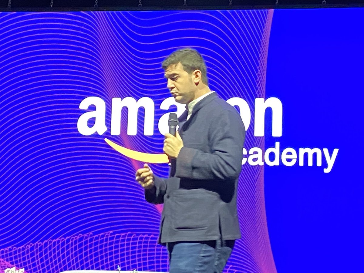 SelmaOuari's tweet photo. Le Digital est un grand moteur pour l’économie!
@DavidDjaiz 
Nous passons d’une économie de masse à une économie de Bien être!

Merci a lui pour son intervention très intéressante!

#economie #valeur #digital #transitionecologique #entreprise #AmazonAcademy https://t.co/b7QpCgIkPi