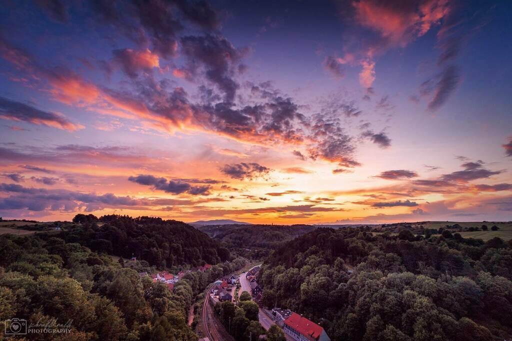 SchnuffiKnuffi's tweet photo. Den Augenblick genießen. Bei so einem Sonnenuntergang einfach nur himmlisch.
#rübeland #hoherkleef #aussichtspavillon #harzmountains #exploreharz #sachsenanhalt #saxonyanhalt #meinsachsenanhalt #sonnenuntergang #sunset #sunsetphotography #nature #natur… https://t.co/odSswT3PTZ https://t.co/jWXxXOjXzG